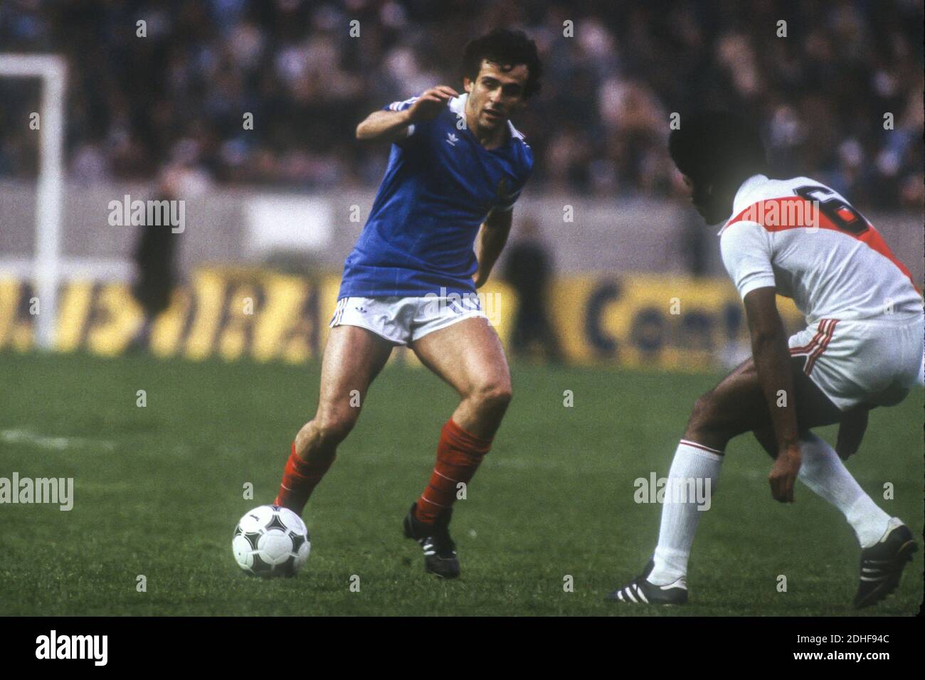 Michel Platini de France lors du match de football amical, France contre  Pérou au Parc des Princes, France, le 28 avril 1982. Le Pérou a gagné 1-0.  Photo de Henri Szwarc/ABACAPRESS.COM Photo