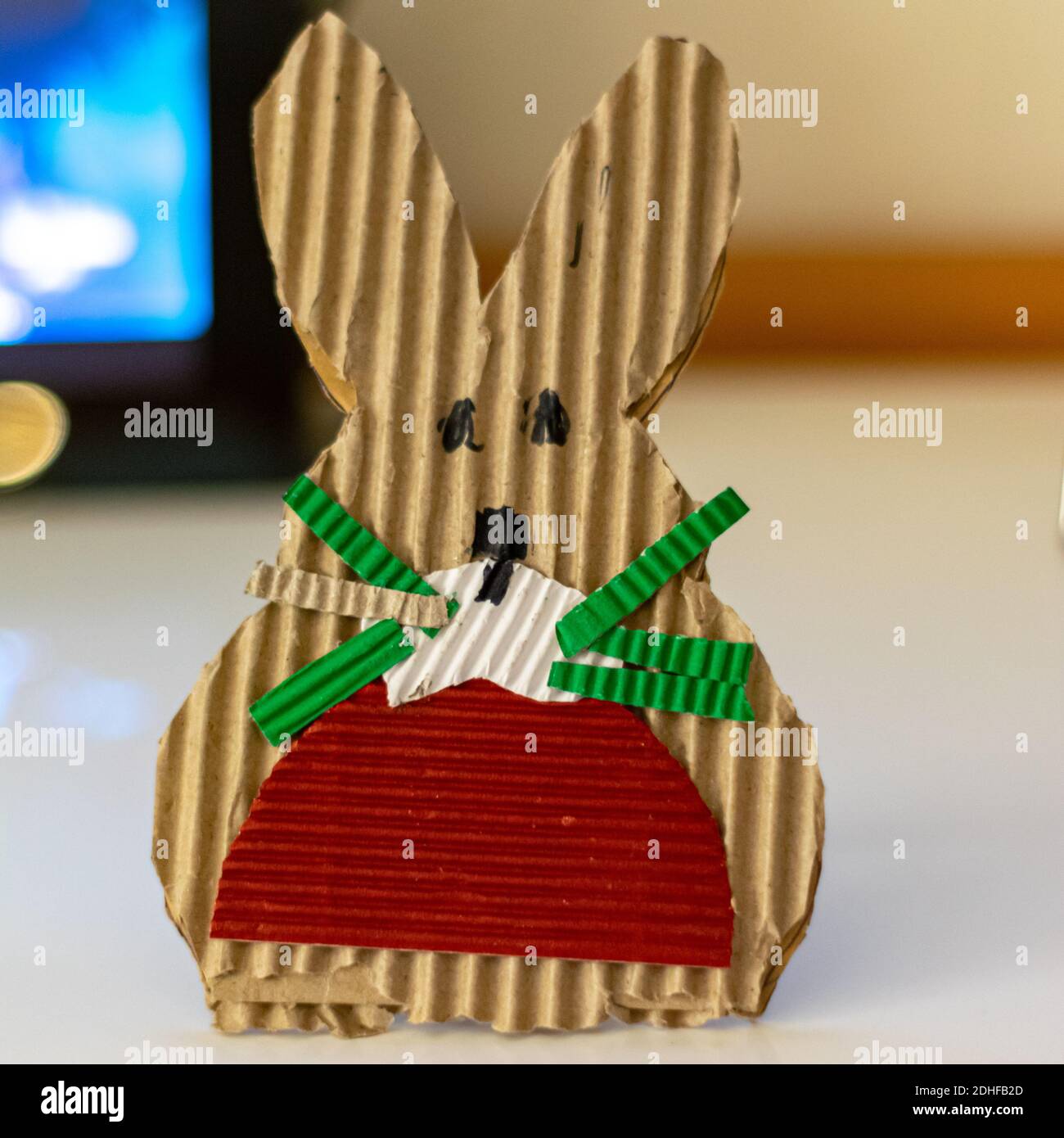 Lapin de Pâques fait à partir de matériaux recyclés pour la présentation scolaire fait à partir de carton recyclé. Vacances de Pâques avec des enfants à la maison. Banque D'Images