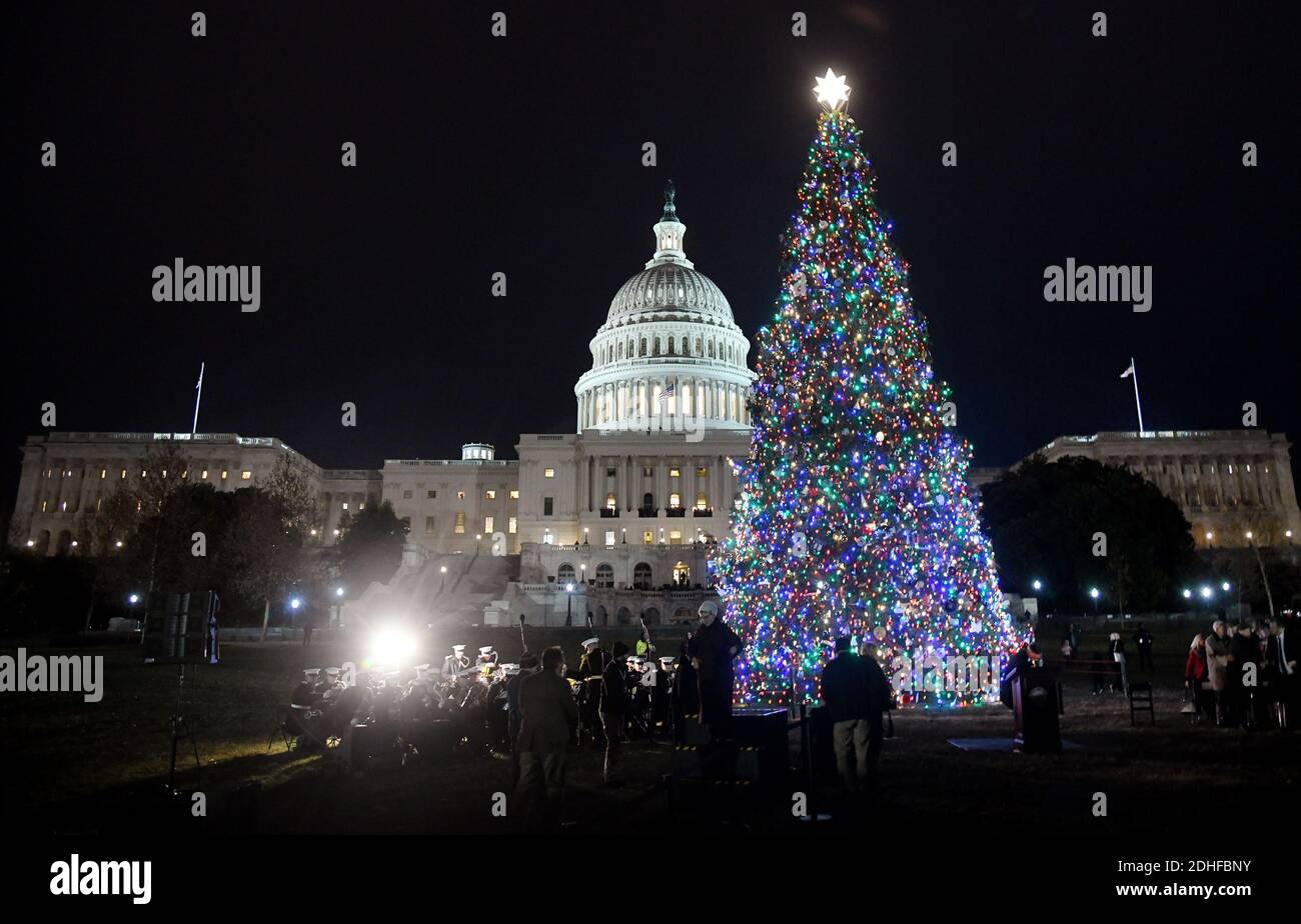 Cérémonie d'éclairage de l'arbre de Noël au Capitole des États-Unis le 6 décembre 2017 à Washington, DC, États-Unis. L'arbre de Noël du Capitole est une tradition depuis 1964, et l'arbre de cette année a été choisi dans la forêt nationale de Kootenai au Montana. Photo par Olivier Douliery/ABACAPRESS.COM Banque D'Images