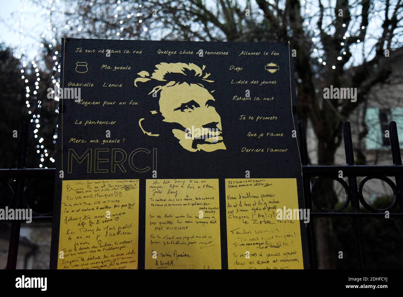 Les fans laissent des témoignages de sympathie à l'extérieur de la maison de Johnny Hallyday le 7 décembre 2017, à Marnes-la-Coquette, près de Paris. La France a pleuré le 6 décembre son rocker le plus célèbre Johnny Hallyday, dont les ballades de pouvoir et la vie personnelle colorée en ont fait un Trésor national, aimé par tous, des adolescents rebelles des années 1960 aux présidents modernes. L'homme connu sous le nom d'Elvis français est mort à l'âge de 74 ans le 6 décembre après une bataille contre le cancer du poumon. Photo d'Alain Apaydin/ABACAPRESS.COM Banque D'Images