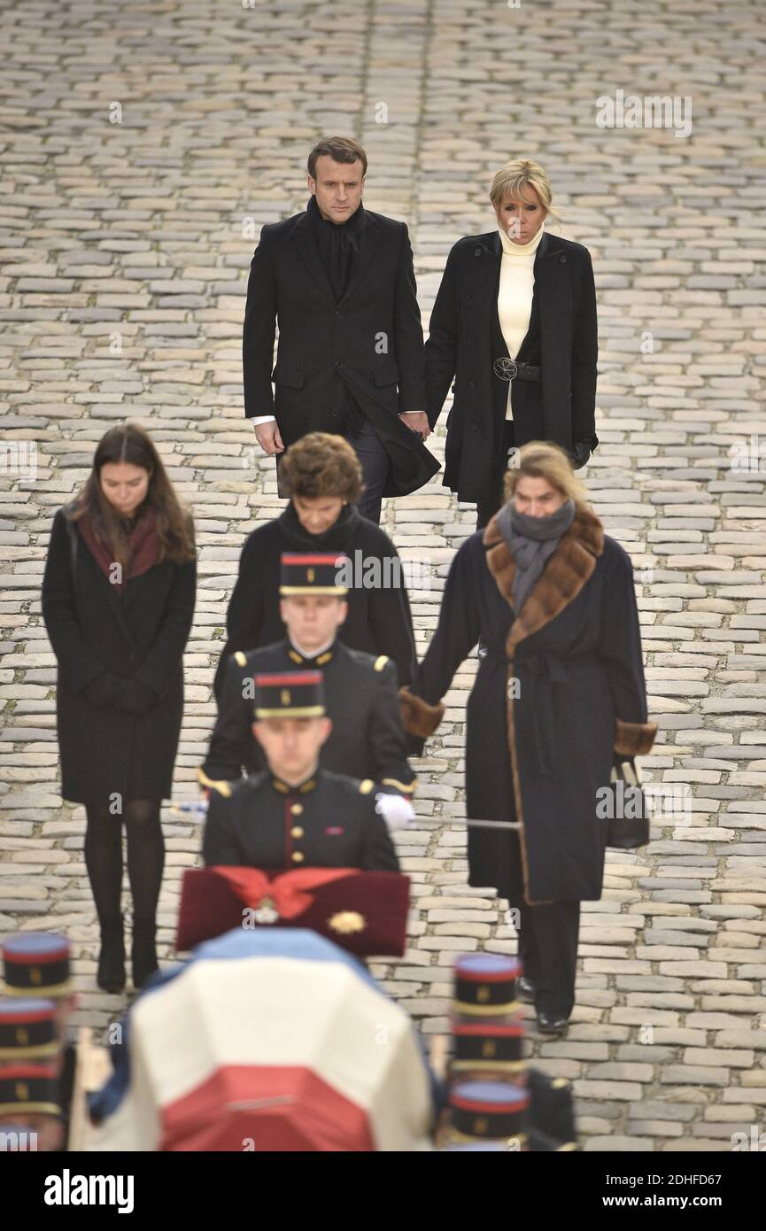 L'épouse de Jean d'Ormesson Françoise Beghin, sa fille Heloise d'Ormesson,  sa petite-fille Marie-Sarah Carcassonne, le président français Emmanuel  Macron et sa femme Brigitte lors d'une cérémonie nationale d'hommage à Jean  d'Ormesson, ancien