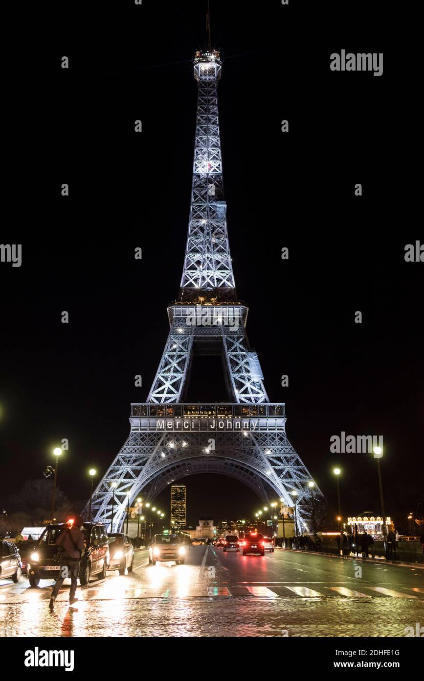 La Tour Eiffel est illuminée par le message Merci Johnny à Paris, le 8 décembre 2017, à la mémoire de la célèbre rock française Johnny Hallyday. Johnny Hallyday, l'icône de la musique française, est mort le 6 décembre, âgé de 74 ans, après une bataille contre le cancer du poumon, plongeant le pays dans le deuil d'un Trésor national dont la roche douce illumine la vie de trois générations. Photo de Samuel Boivin/ABACAPRESS.COM Banque D'Images