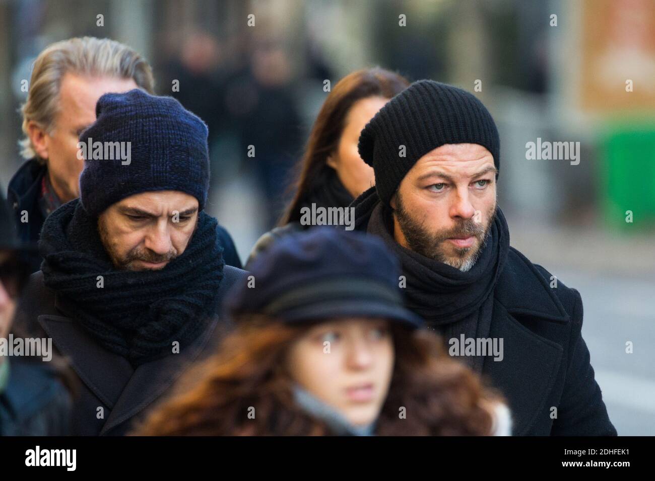 Calogero et Christophe Maé arrivent à la cérémonie funéraire organisée à la  mémoire de Johnny Hallyday à Paris. Le convoi funéraire a commencé de l'Arc  de Triomphe et est ensuite descendu des