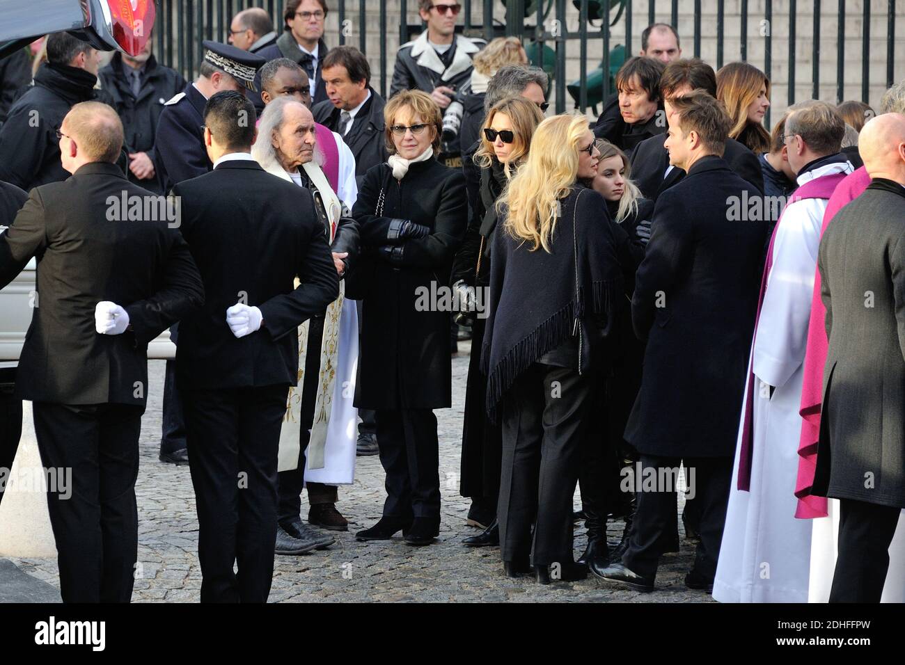 Sylvie Vartan et sa fille Darina, Nathalie Baye, Laura Smet, David Hallyday assistant à l'extérieur de l'église de la Madeleine à la fin de la cérémonie funéraire en hommage à feu chanteur français Johnny Hallyday le 9 décembre 2017 à Paris, France. Johnny Hallyday, l'icône de la musique française, est mort le 6 décembre 2017 à l'âge de 74 ans après une bataille contre le cancer du poumon, plongeant le pays dans le deuil d'un Trésor national dont la roche douce illumine la vie de trois générations. Photo d'Alban Wyters/ABACAPRESS.COM Banque D'Images