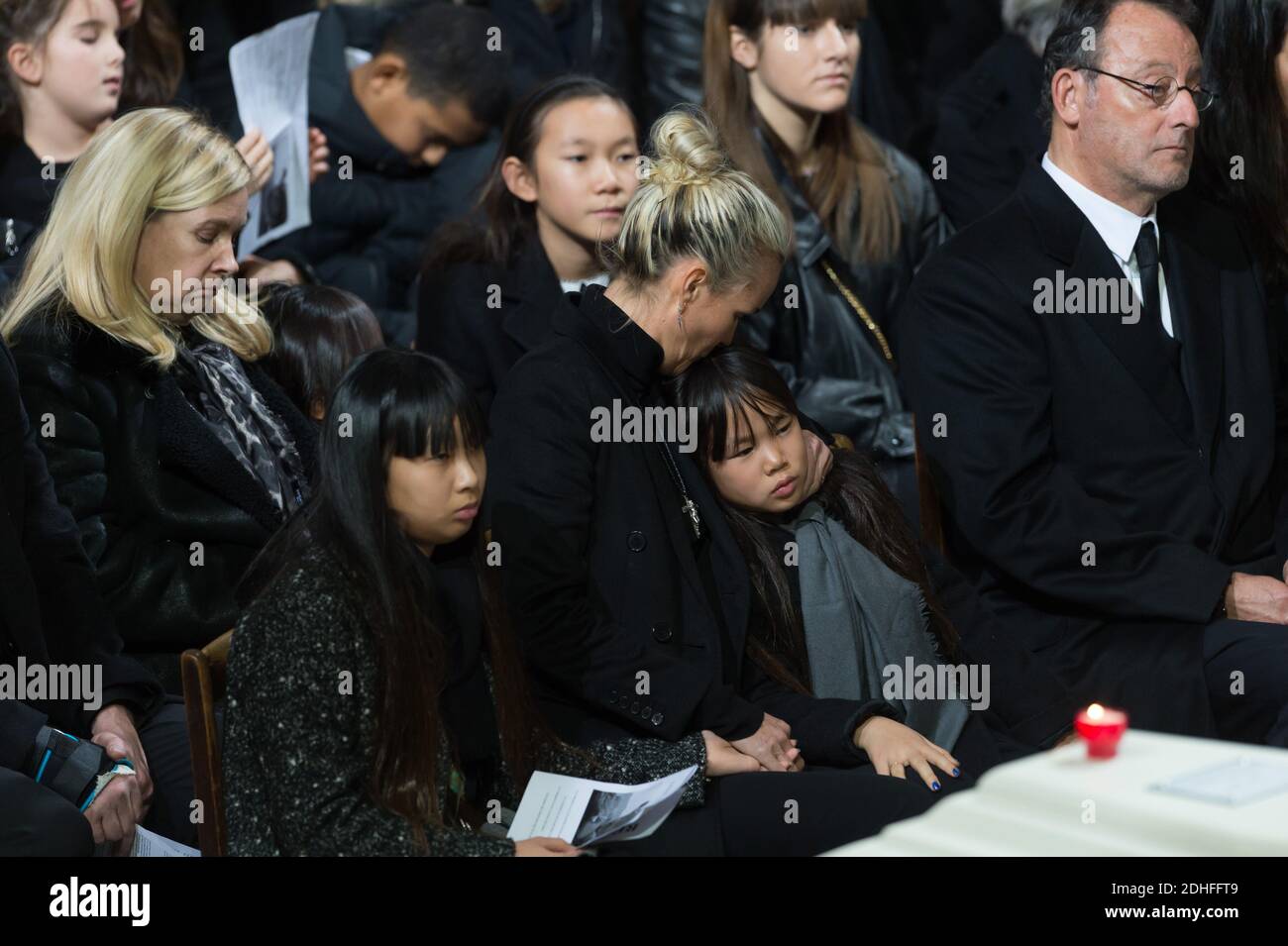 Laeticia Hallyday, Joy et Jade sont assis lors de la cérémonie funéraire de Johnny Hallyday à l'Eglise de la Madeleine, à Paris, le 9 décembre 2017. Photo par acques Witt/Pool/ABACAPRESS.COM Banque D'Images