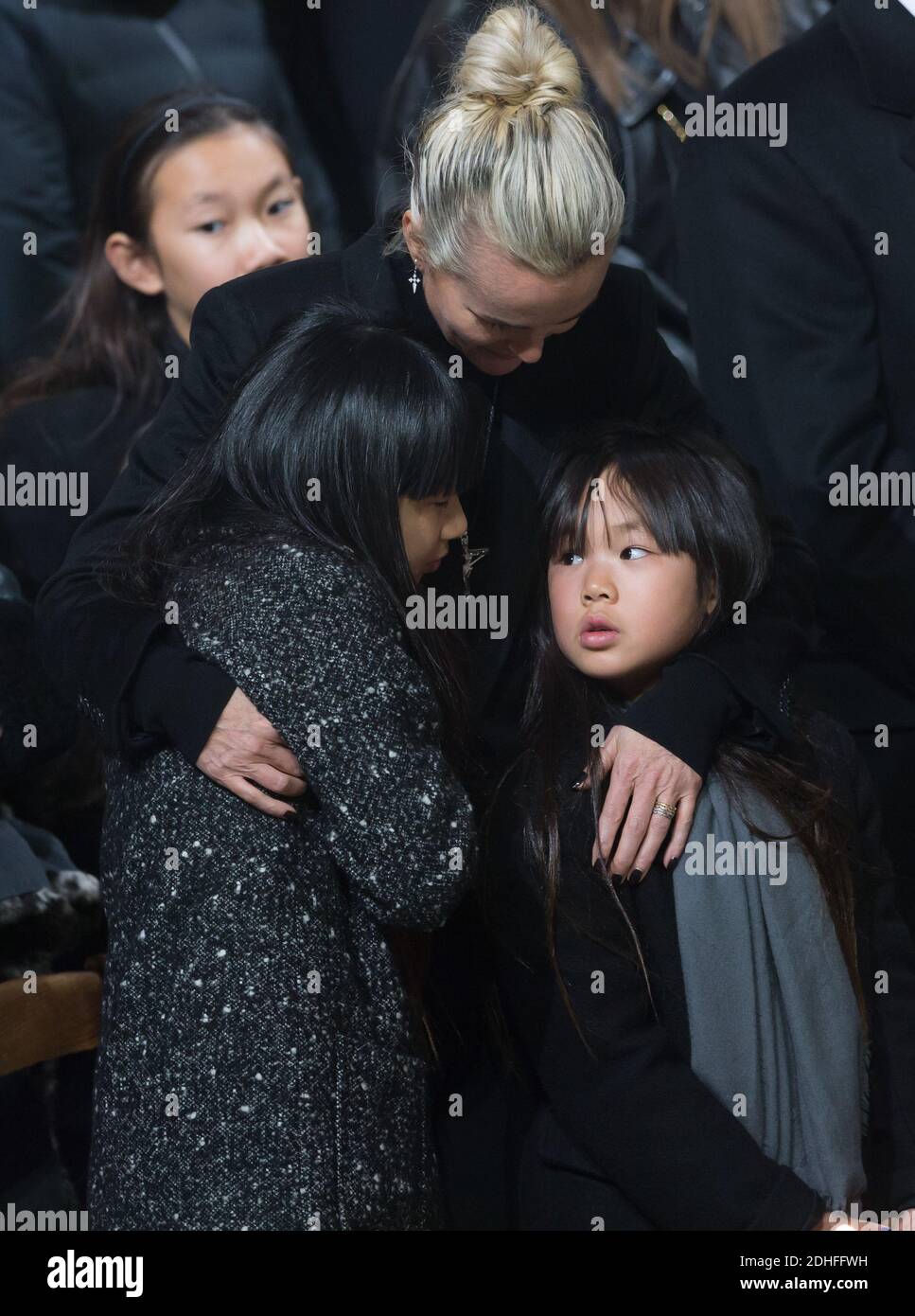 Laeticia Hallyday, Joy et Jade sont assis lors de la cérémonie funéraire de Johnny Hallyday à l'Eglise de la Madeleine, à Paris, le 9 décembre 2017. Photo par acques Witt/Pool/ABACAPRESS.COM Banque D'Images