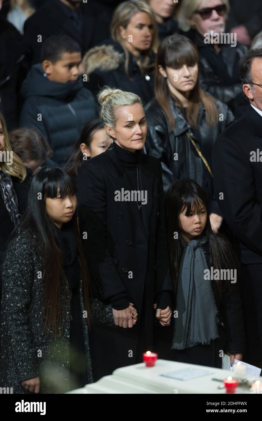 Laeticia Hallyday, Joy et Jade sont assis lors de la cérémonie funéraire de Johnny Hallyday à l'Eglise de la Madeleine, à Paris, le 9 décembre 2017. Photo par acques Witt/Pool/ABACAPRESS.COM Banque D'Images