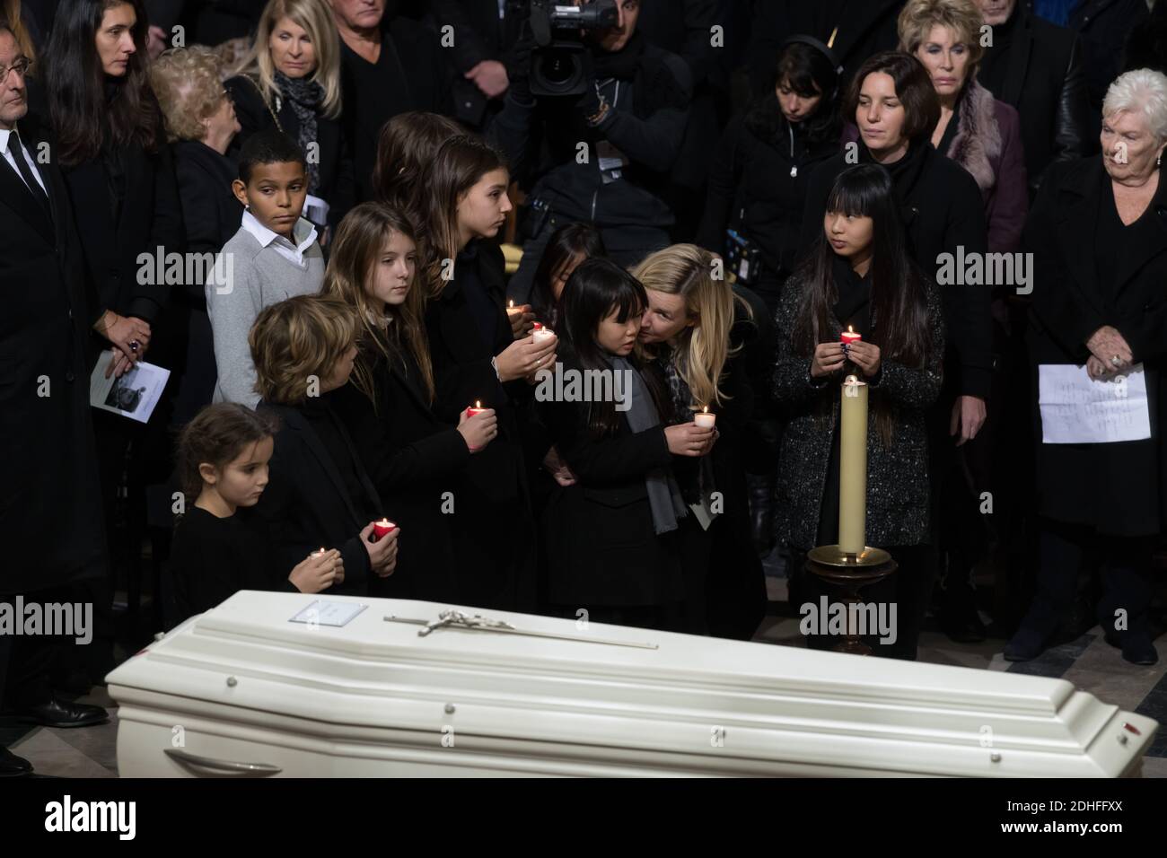 Les parents et Laeticia, Joy et JadeFuneral cérémonie funéraire en hommage au chanteur français Johnny Hallyday à l'église la Madeleine à Paris, FRANCE -09/1/2017 photo de Jacques Witt/pool/ABACAPRESS.COM Banque D'Images