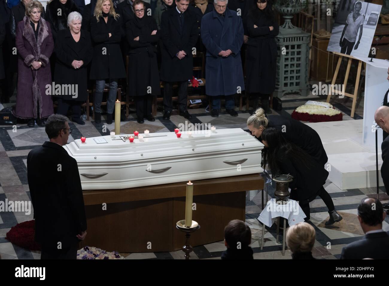 Laeticia, Joy et Jade Hallyday à la cérémonie funéraire en hommage au regretté chanteur français Johnny Hallyday à l'église de la Madeleine à Paris, FRANCE -09/1/2017 photo de Jacques Witt/pool/ABACAPRESS.COM Banque D'Images