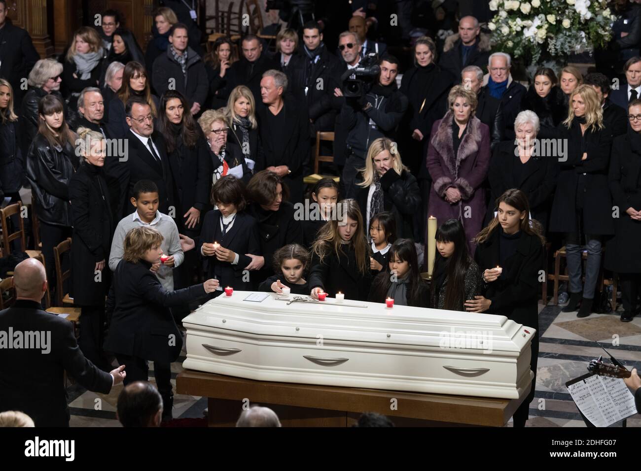 Les parents et Laeticia, Joy et JadeFuneral cérémonie funéraire en hommage au chanteur français Johnny Hallyday à l'église la Madeleine à Paris, FRANCE -09/1/2017 photo de Jacques Witt/pool/ABACAPRESS.COM Banque D'Images