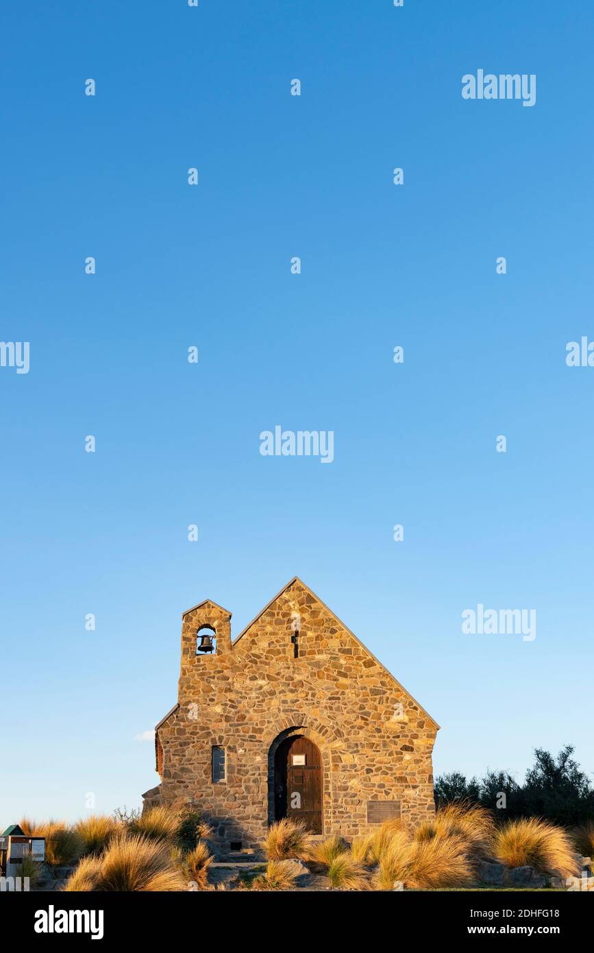 Le soleil se trouve sur le front de pierre de l'église de Good Sheppard à Tekapo., Canterbury, Nouvelle-Zélande. Banque D'Images