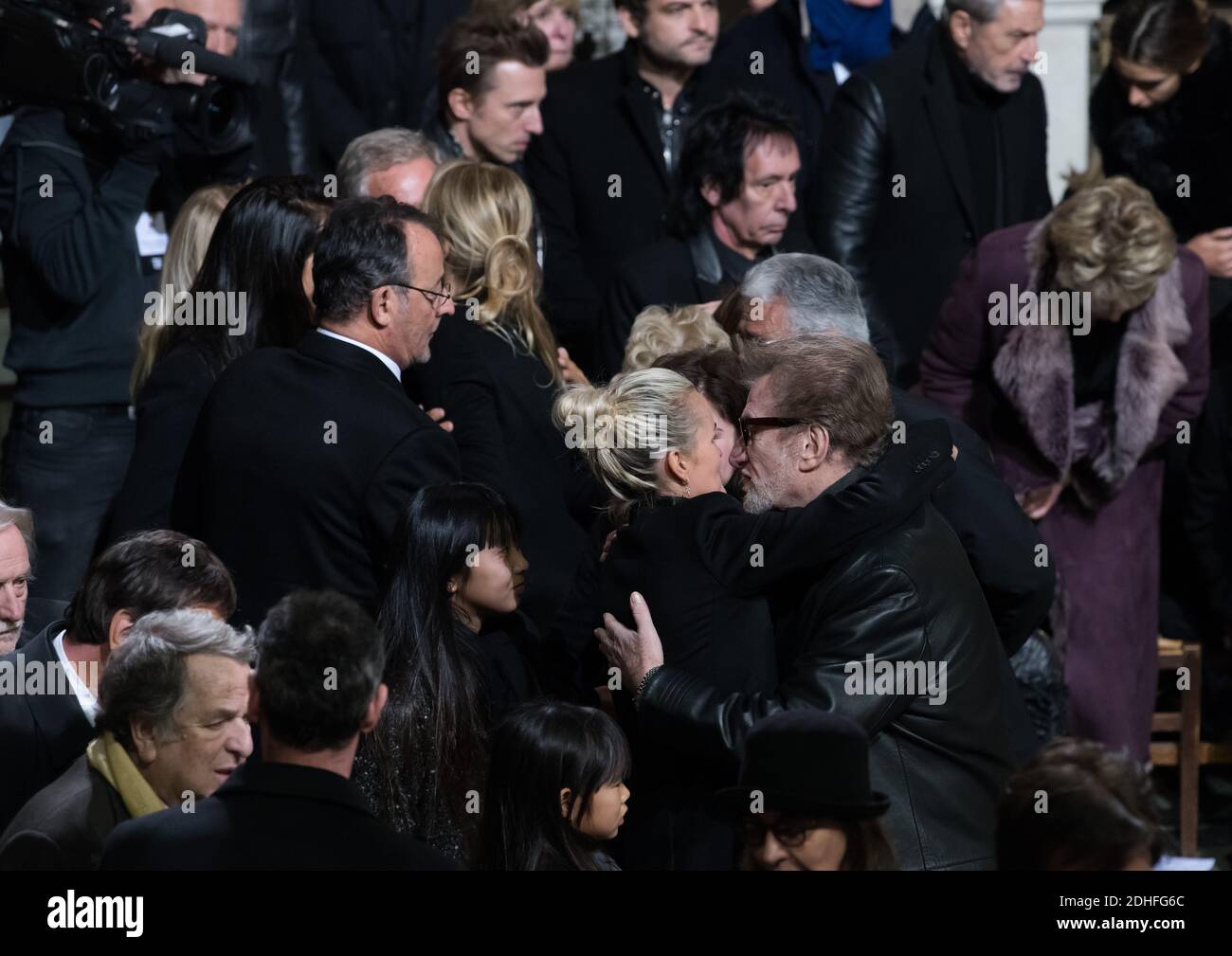 Eddie Mitchell embrasse la cérémonie funéraire de Laeticia Hallyday en hommage au chanteur français Johnny Hallyday à l'église de la Madeleine à Paris, FRANCE -09/1/2017 photo de jacques Witt/ Pool/ABACAPRESS.COM Banque D'Images