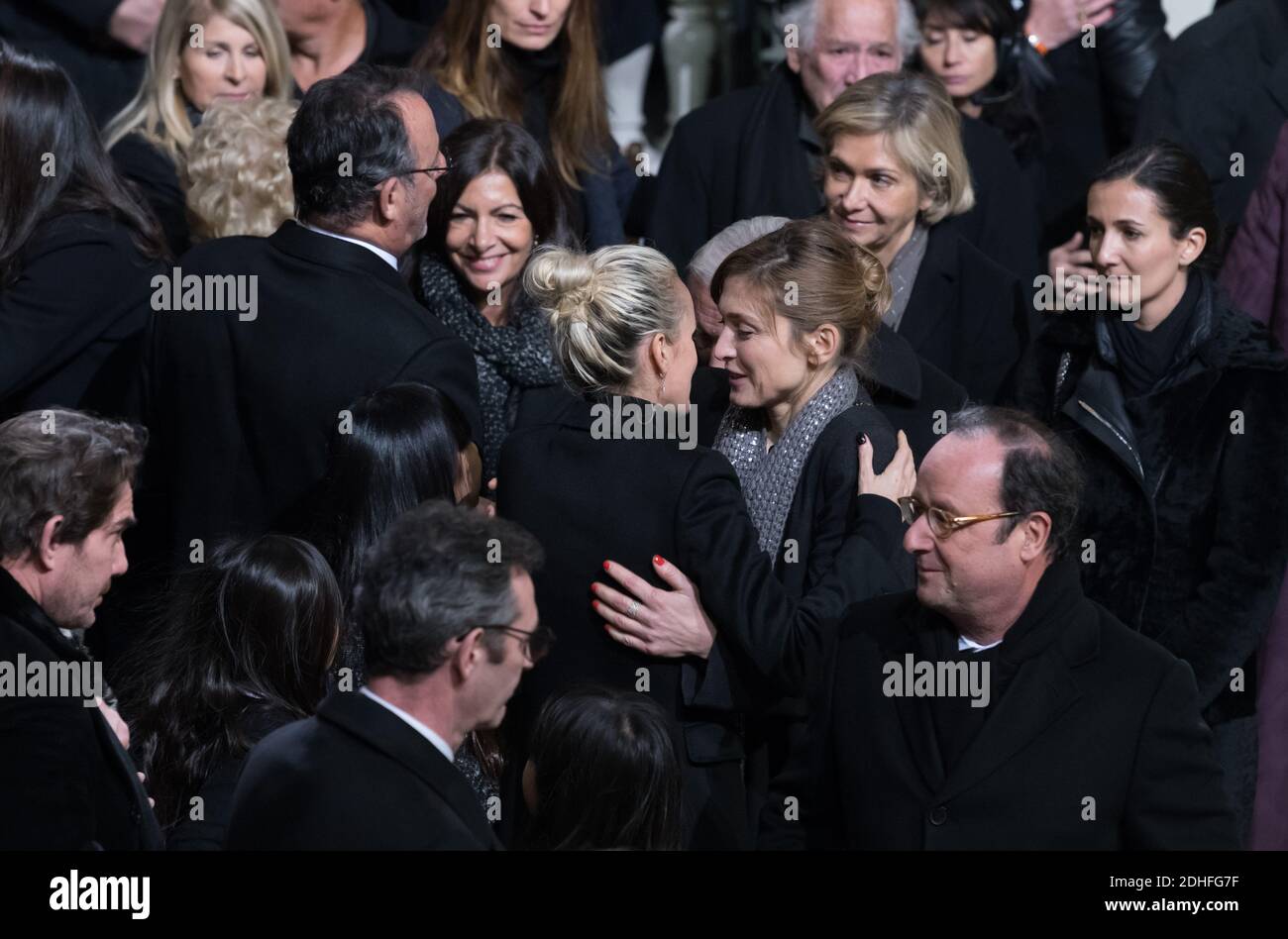 Julie Gayet embrasse la cérémonie funéraire de Laeticia Hallyday en hommage au chanteur français Johnny Hallyday à l'église de la Madeleine à Paris, FRANCE -09/1/2017 photo de jacques Witt/ Pool/ABACAPRESS.COM Banque D'Images