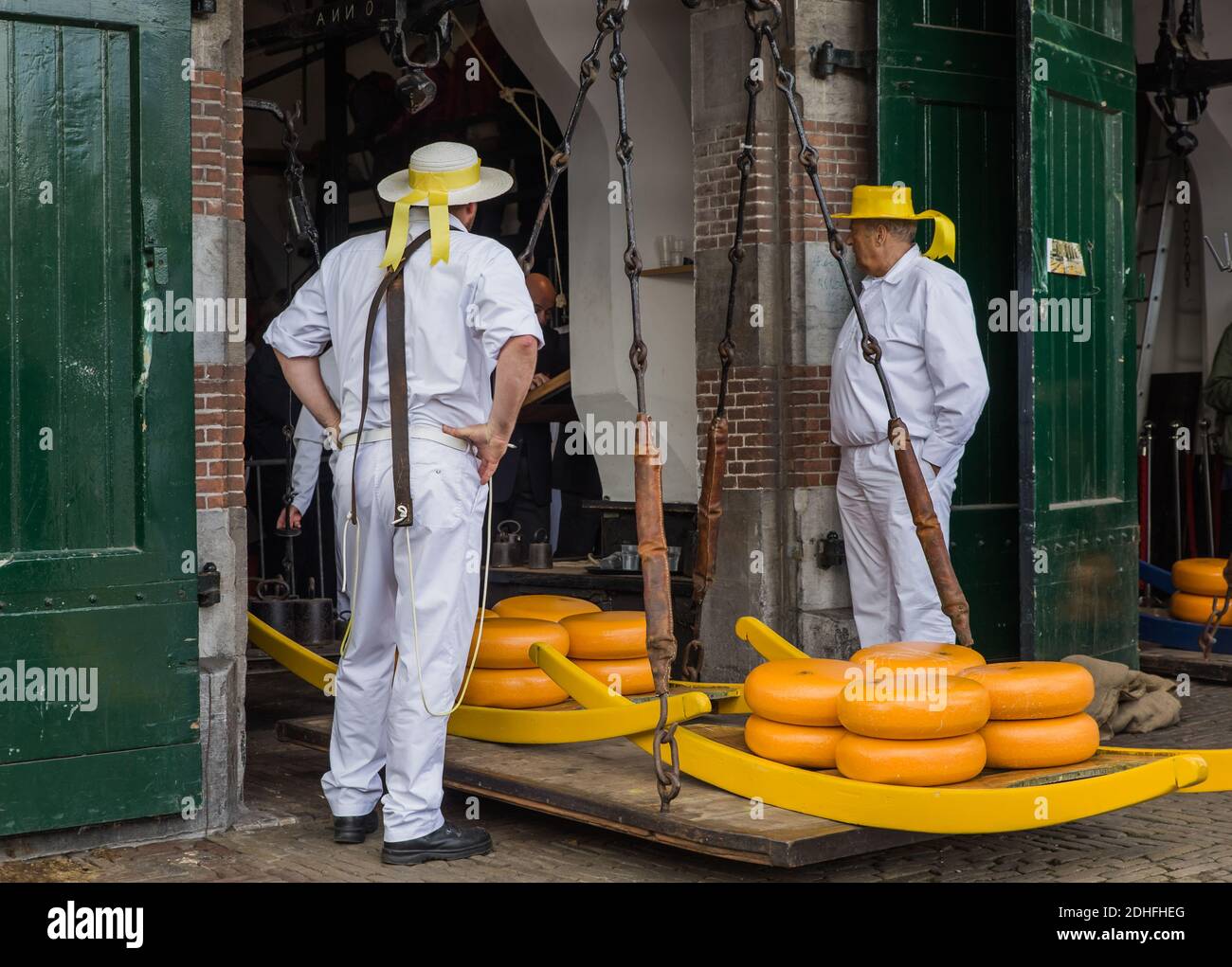 Alkmaar, Pays-Bas - 28 avril 2017 : supports de fromage sur le marché traditionnel du fromage Banque D'Images