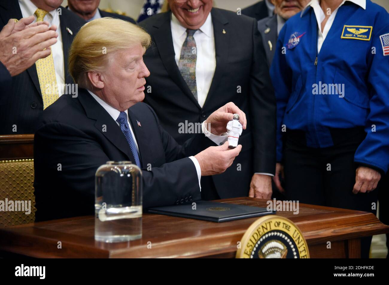 Le président américain Donald Trump tient une figure d'astronaute donnée par l'astronaute d'Apollo 17, le Dr Harrison Schmitt, lors d'une cérémonie de signature vendredi, rétablissant le Conseil spatial national et envoyant des astronautes américains dans l'espace profond lors d'un événement dans la salle Roosevelt de la Maison Blanche , le 11 décembre, 2017 à Washington, DC. Photo par Olivier Douliery/Abaca Press Banque D'Images