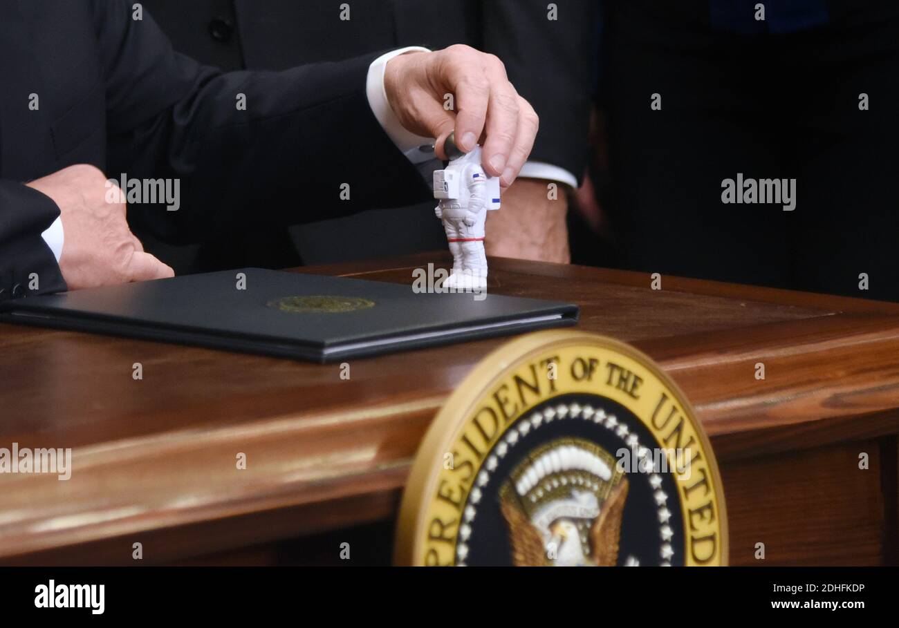 Le président américain Donald Trump tient une figure d'astronaute donnée par l'astronaute d'Apollo 17, le Dr Harrison Schmitt, lors d'une cérémonie de signature vendredi, rétablissant le Conseil spatial national et envoyant des astronautes américains dans l'espace profond lors d'un événement dans la salle Roosevelt de la Maison Blanche , le 11 décembre, 2017 à Washington, DC. Photo par Olivier Douliery/Abaca Press Banque D'Images