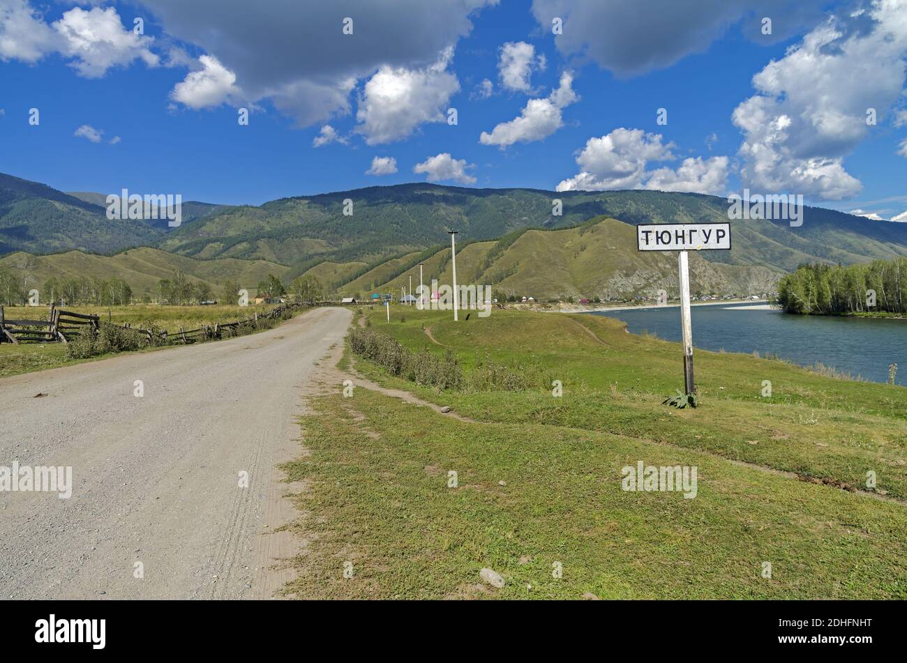 Un panneau indiquant le nom du village. Altaï, Russie. Banque D'Images