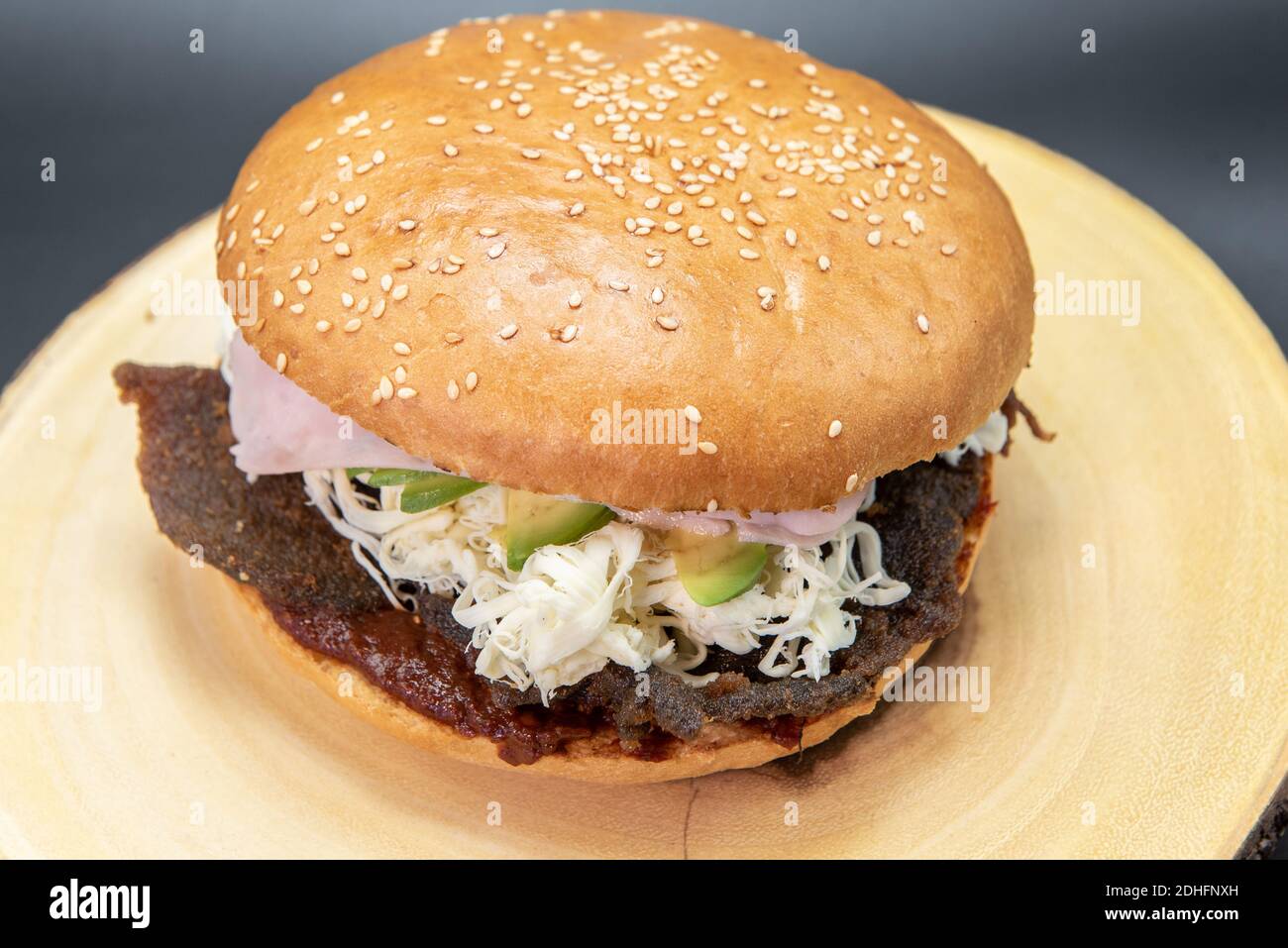 Hamburger mexicain composé d'un sandwich au pain parfaitement préparé sur le gril avec des légumes et de la viande. Banque D'Images