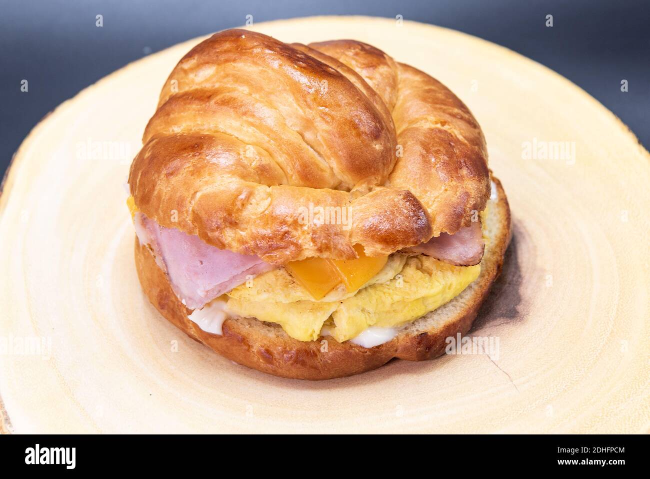 Petit-déjeuner mexicain préparé avec délicatesse, croissant sandwich avec œufs et jambon pour bien commencer la journée. Banque D'Images