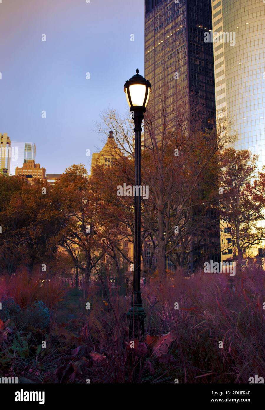 Statue de femme avec drapeau américain en main Banque D'Images