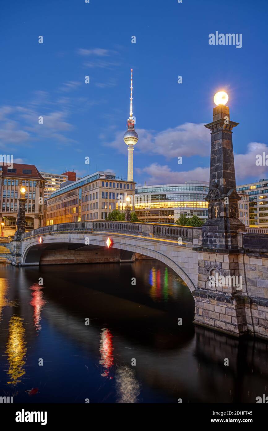 Pont historique sur la Spree à Berlin à l'aube avec la tour de la télévision à l'arrière Banque D'Images