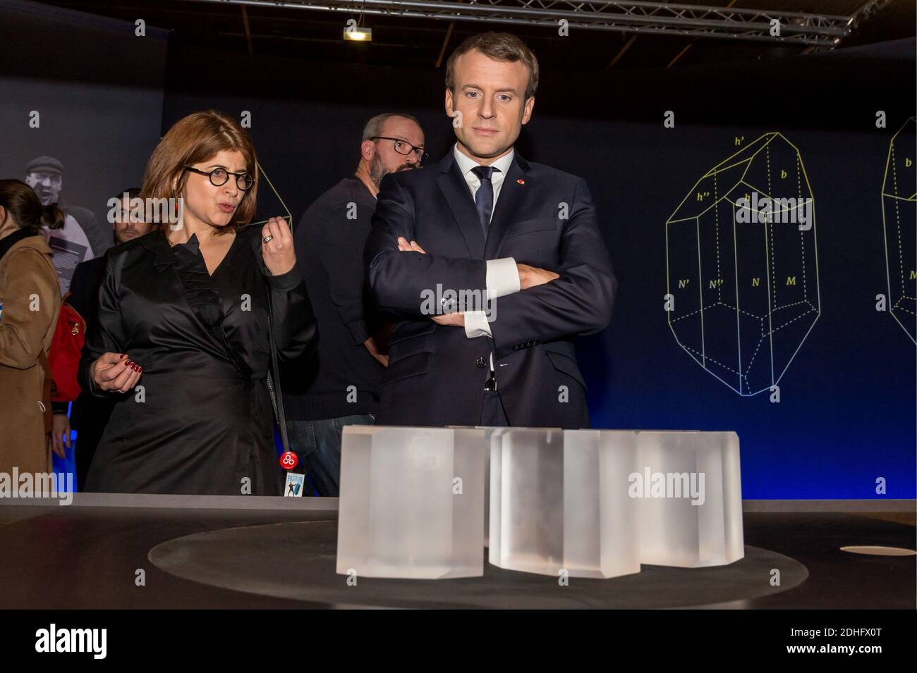 Conservatrice de l'exposition Astrid Aron, Président Emmanuel Macron, visite de l'exposition Pasteur, l'expérimentateur au Palais de la Decouverte à Paris, le 13 décembre 2017. L'exposition consacrée aux travaux du scientifique français Louis Pasteur se déroule du 14 décembre 2017 au 19 août 2018. Photo de Gilles Rolle/Pool/ABACAPRESS.COM Banque D'Images