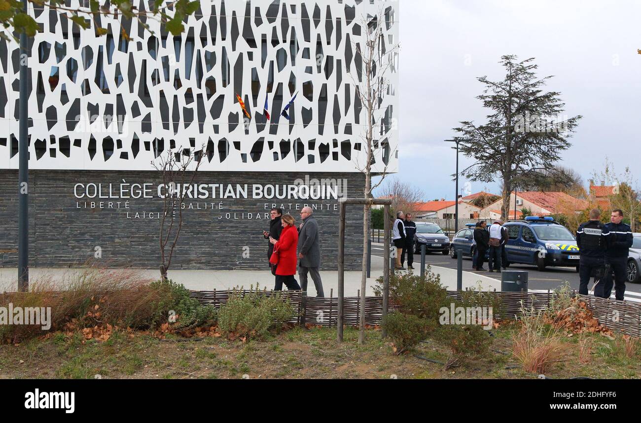 Façade du collège Christian Bourquin à Millas, près de Perpignan, dans le sud de la France, le 15 décembre 2017, un jour après que certains élèves de cette école ont été impliqués dans un accident lorsqu'un train régional TER s'est écrasé dans un autobus scolaire à un passage à niveau. Au moins quatre enfants ont été tués et 20 personnes blessées, dont sept grièvement, le 14 décembre, lorsqu'un train s'est écrasé dans l'autobus scolaire. Photo par ABACAPRESS.COM Banque D'Images