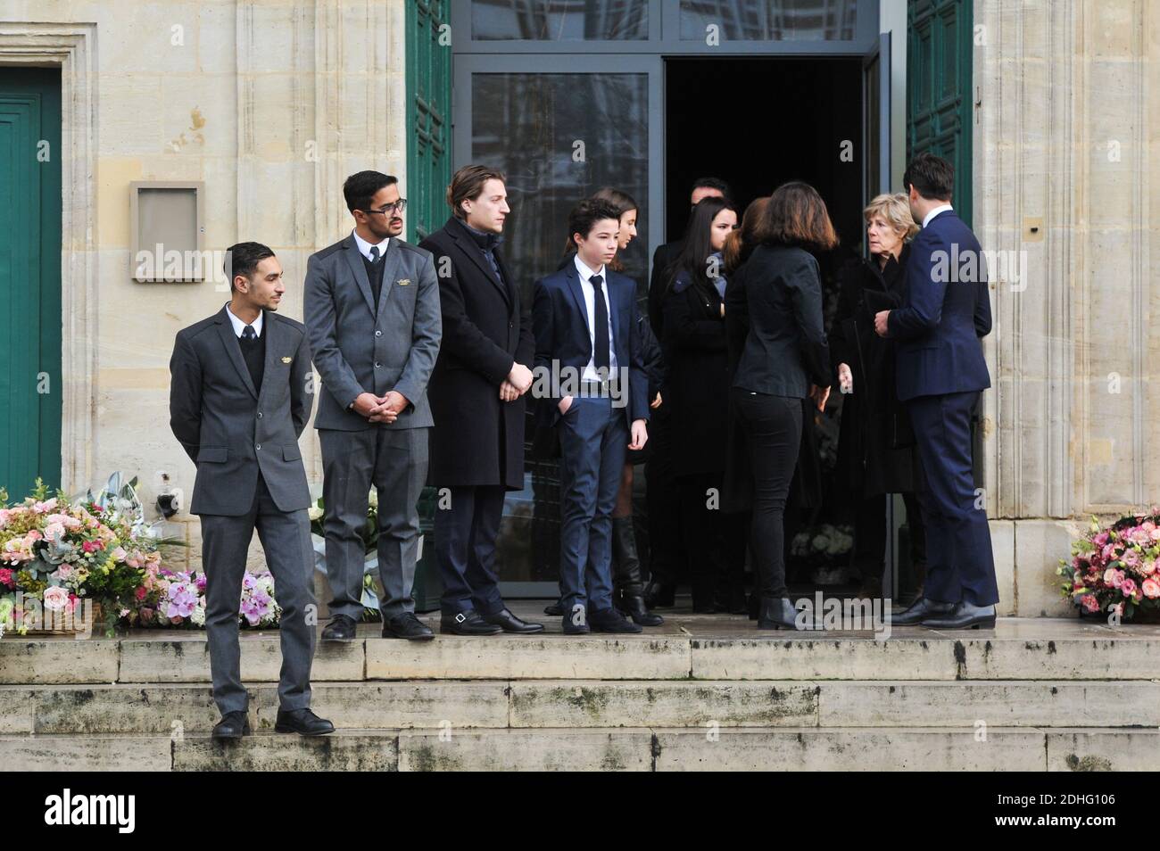 Jean Sarkozy et des parents assistant aux funérailles d'Andrée Sarkozy aka Dadue, mère de l'ancien président français Nicolas Sarkozy, à l'église Saint-Jean-Baptiste de Neuilly-sur-Seine, France, le 18 décembre 2017. Photo par ABACAPRESS.COM Banque D'Images