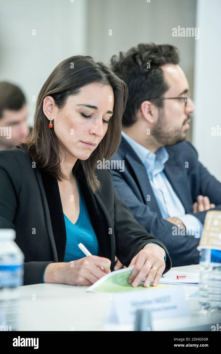 Brune Poirson, secrétaire d'État à la transition écologique et solidaire du gouvernement d'Emmanuel Macron, et Mounir Mahjoubi, secrétaire d'État au numérique, ont visité l'incubateur « Green Tech verte » de Meteo France le vendredi 22 décembre. Une table ronde a été organisée avec une douzaine de strat-ups Toulouse. Photo de Patrick Batard / ABACAPRESS.COM Banque D'Images