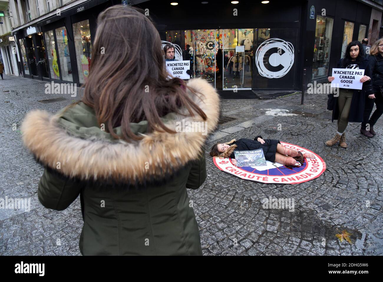 Soeur de Jade Lagardère (épouse d'Arnaud Lagardère), la jeune star des  réseaux sociaux Cassandra Foret avec PETA les activistes des droits des  animaux protestent contre la compagnie Canada Goose, à Paris, en