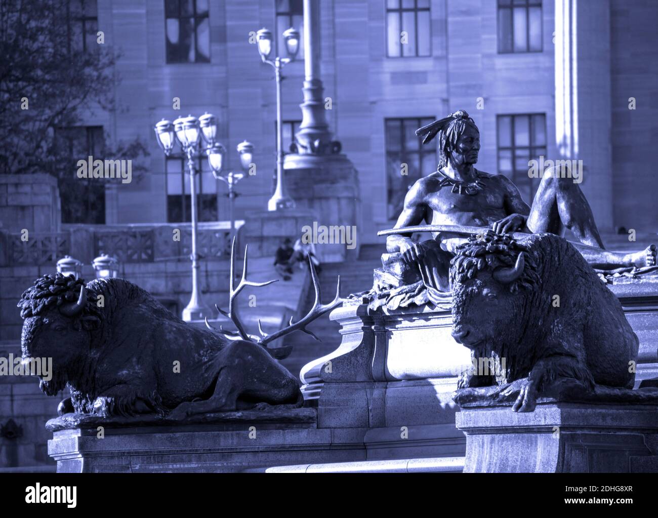 statue d'un indien assis à côté des animaux à coucher de soleil Banque D'Images