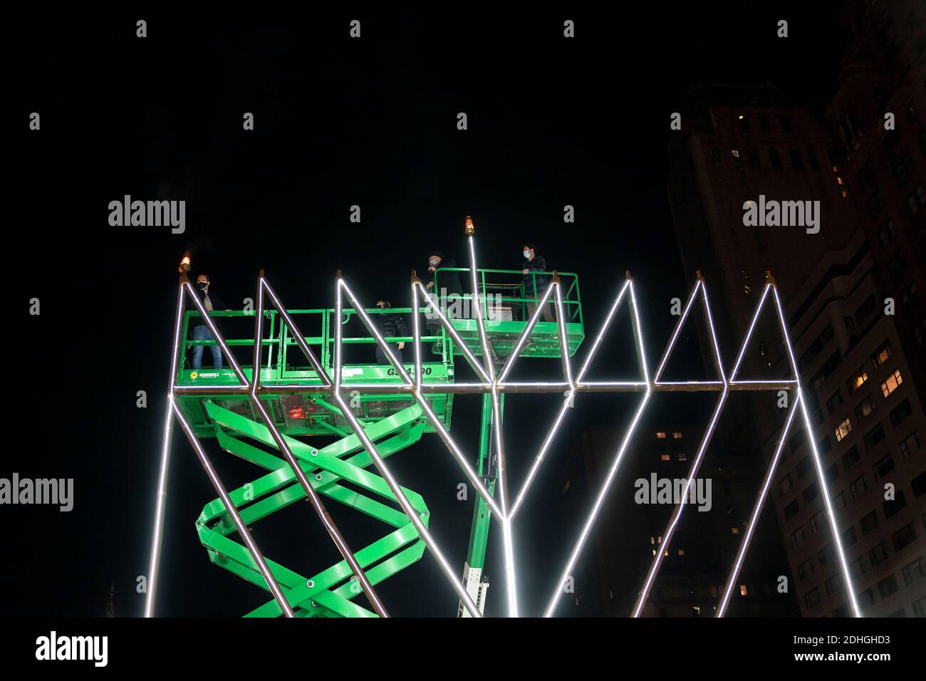 New York, États-Unis. 10 décembre 2020. Le 10 décembre 2020, le rabbin Shmuel Butman et les membres de l'organisation de jeunesse Lubavitch ont éclairé la menorah pour marquer la première nuit de Hanukkah sur le Pulitzer Fountain plaza à New York. Événement annuel organisé par l'Organisation des jeunes de Lubavitch où le rabbin Shmuel Butman est le directeur. (Photo de Lev Radin/Sipa USA) crédit: SIPA USA/Alay Live News Banque D'Images