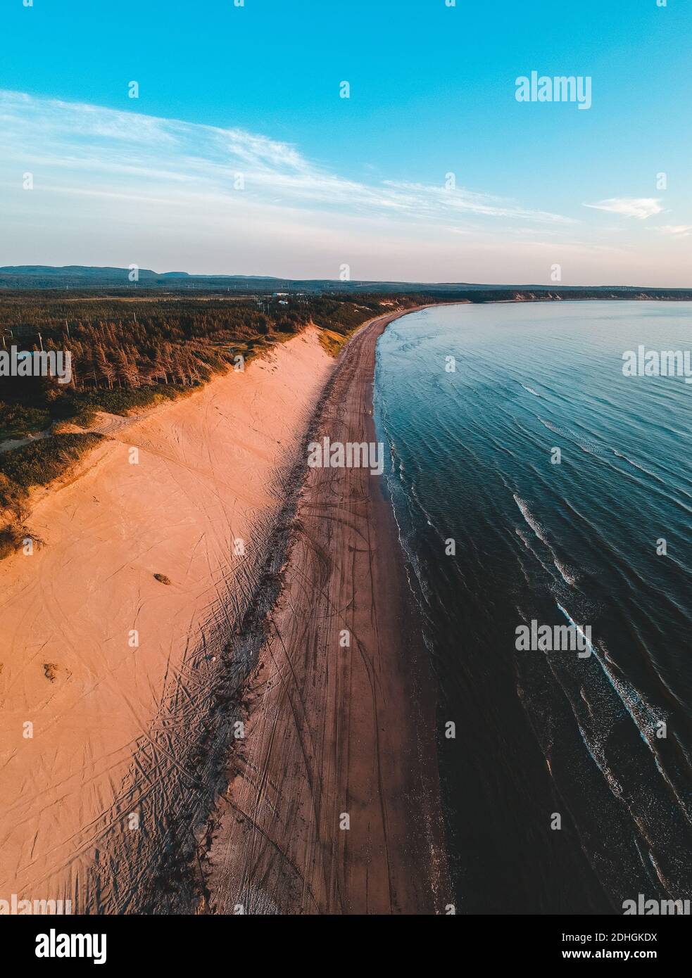 antenne d'une plage de sable au coucher du soleil à terre-neuve, canada Banque D'Images