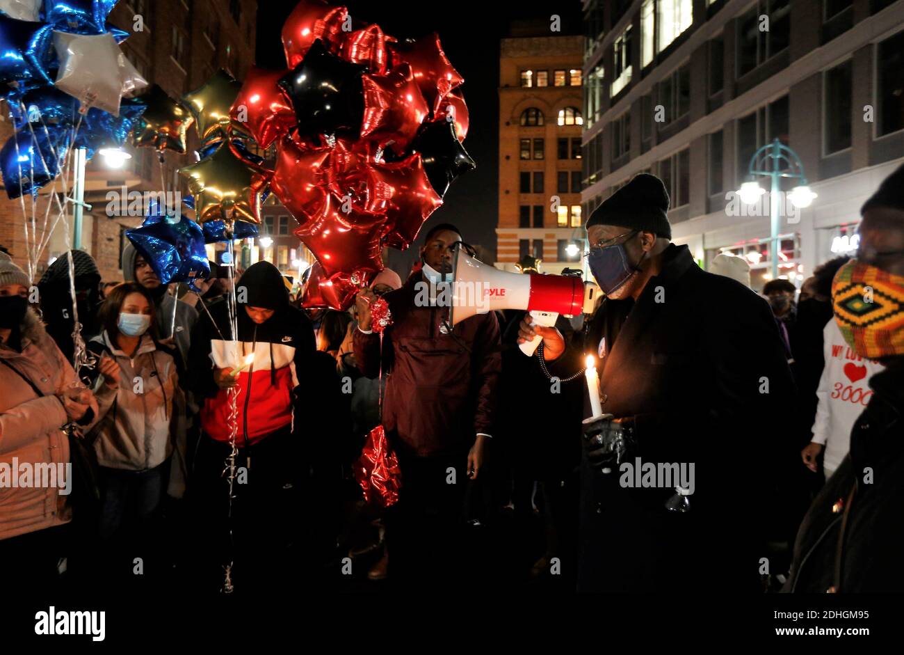 Milwaukee, WI, États-Unis. 10 décembre 2020. ANDRE NICHOLSON, Sr (avec le mégaphone) parle de son fils à une foule avant la libération du ballon pendant une vigile. Les membres de la famille et les amis se réunissent pour une vigile à 7 h le jeudi 10 décembre 2020 à l'endroit où ANDRE NICHOLSON, 24 ans, Jr a été tué par balle dans le 200 bloc de Buffalo Street est après avoir quitté un bar Milwaukee vers 3:30 dans le centre-ville de Third Ward District, dimanche 6 décembre 2020. ANDRE Nicholson JR a été abattu plusieurs fois dans ce que les membres de la famille décrivent comme un crime de haine lors d'une altercation verbale à l'intérieur du bar avec un 23 Banque D'Images