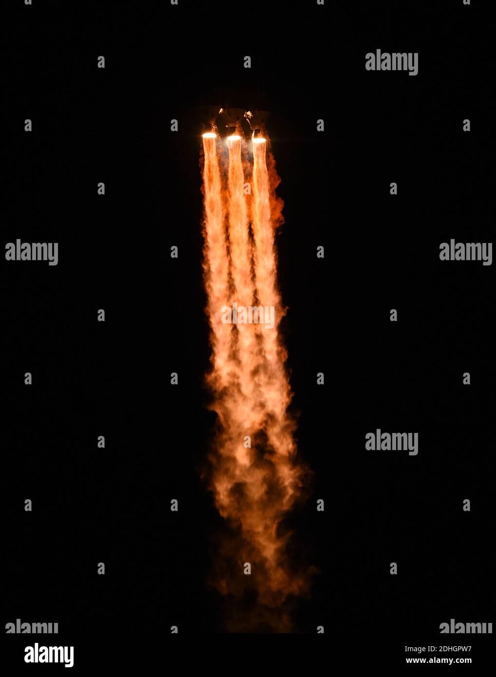 Le 10 décembre 2020 - Cape Canaveral, Floride, États-Unis - LANCEMENT d'une fusée Delta IV-Heavy de United Launch Alliance à partir du PAD 37B à la station de la Force aérienne de Cape Canaveral le 10 décembre 2020 à Cape Canaveral, Floride. La fusée transporte un satellite espion classé pour l'Office national de reconnaissance. (Paul Hennessy/Alamy) Banque D'Images