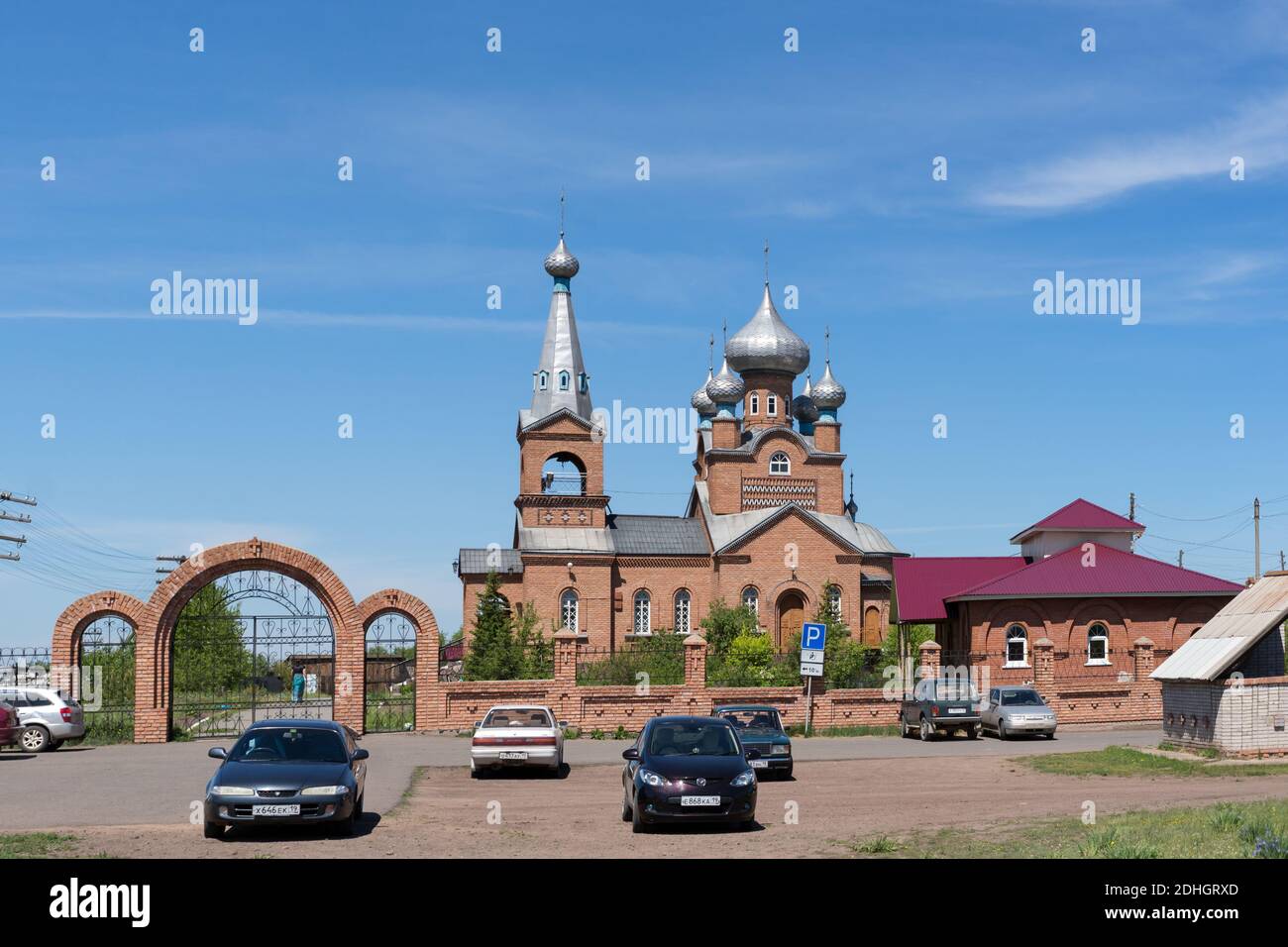 Église de l'Archange Michael avec des voitures garées devant elle, un jour d'été ensoleillé dans le village de Shira. Khakassia. Russie. Banque D'Images