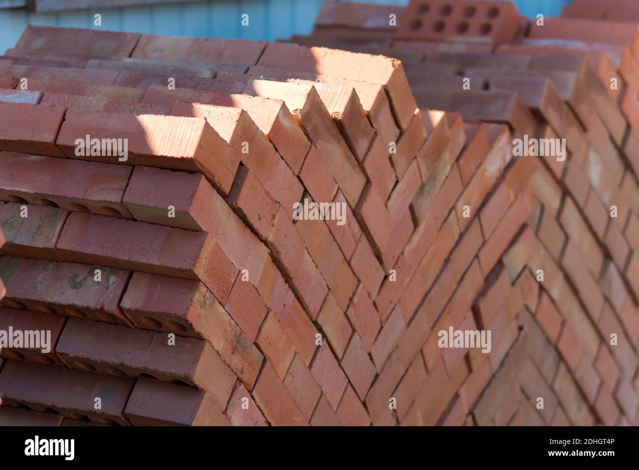 Matériaux de construction - briques rouges pliées sur une palette. Banque D'Images