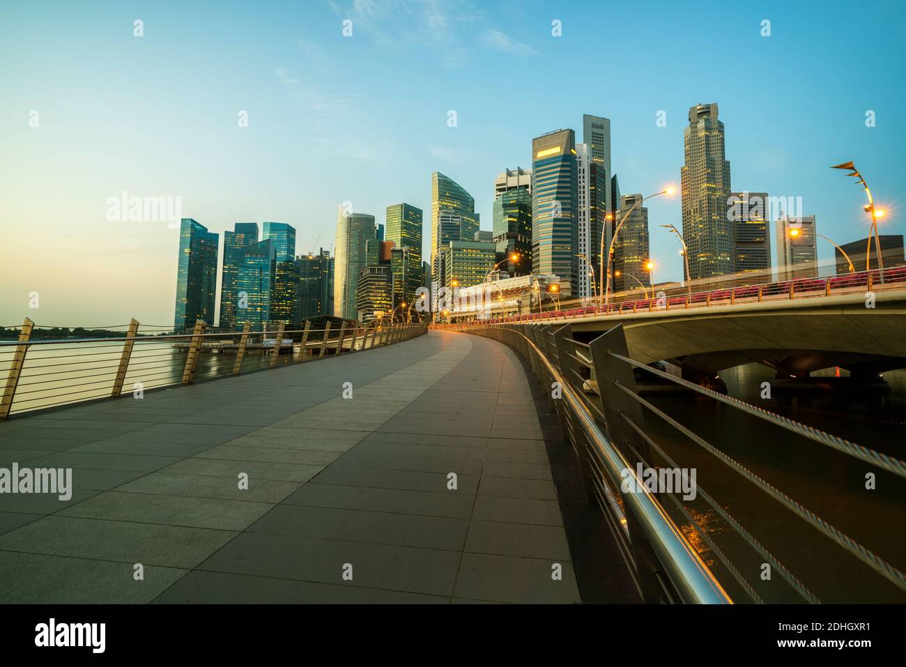 Horizon du quartier financier central de Singapour à l'heure bleue de la baie de la marina. Paysage urbain de Singapour, horizon nocturne, ville. La baie de la marina de Singapour est un point de repère Banque D'Images