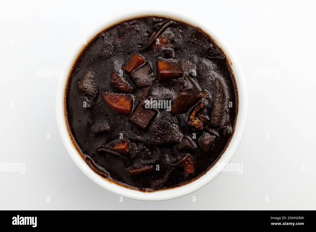 Sauce Jjajang avec légumes et jjajang sur fond blanc Banque D'Images