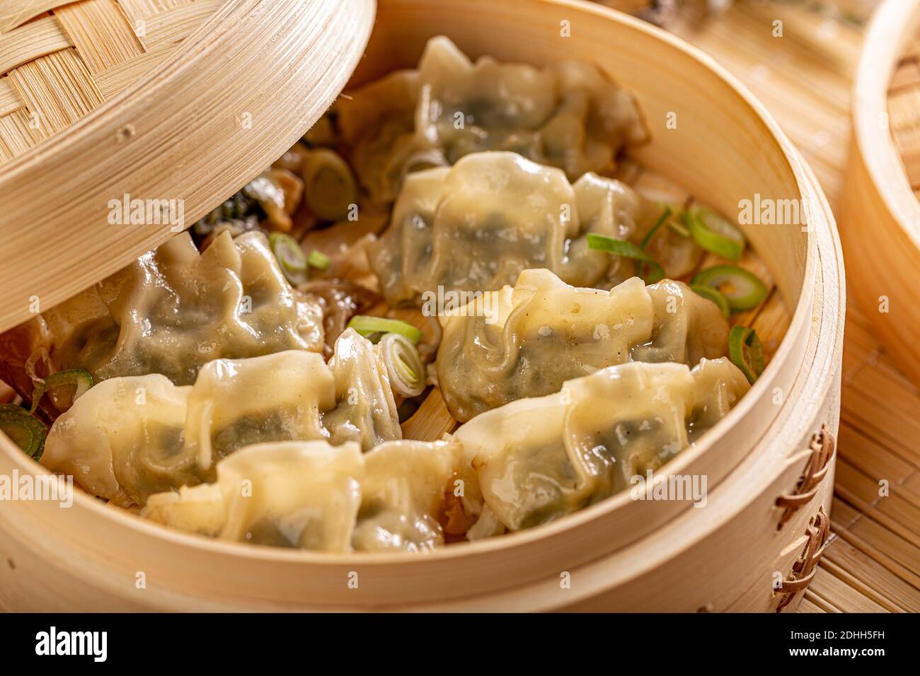 Boulettes asiatiques dans un cuiseur vapeur en bambou. Cuisine chinoise traditionnelle Banque D'Images