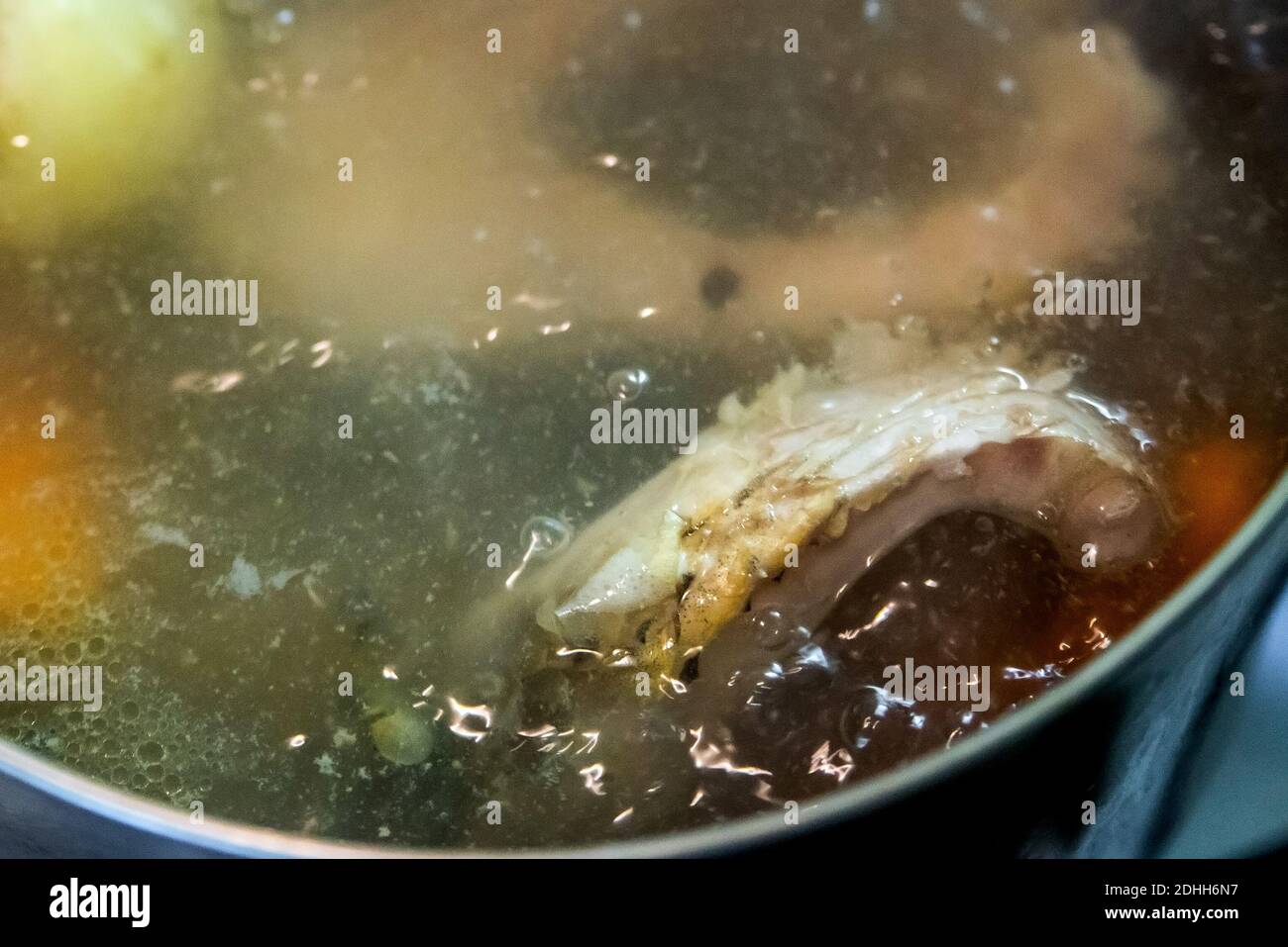 Ébullition de la soupe de poisson traditionnelle dans un fer à repasser, mise au point sélective. Banque D'Images