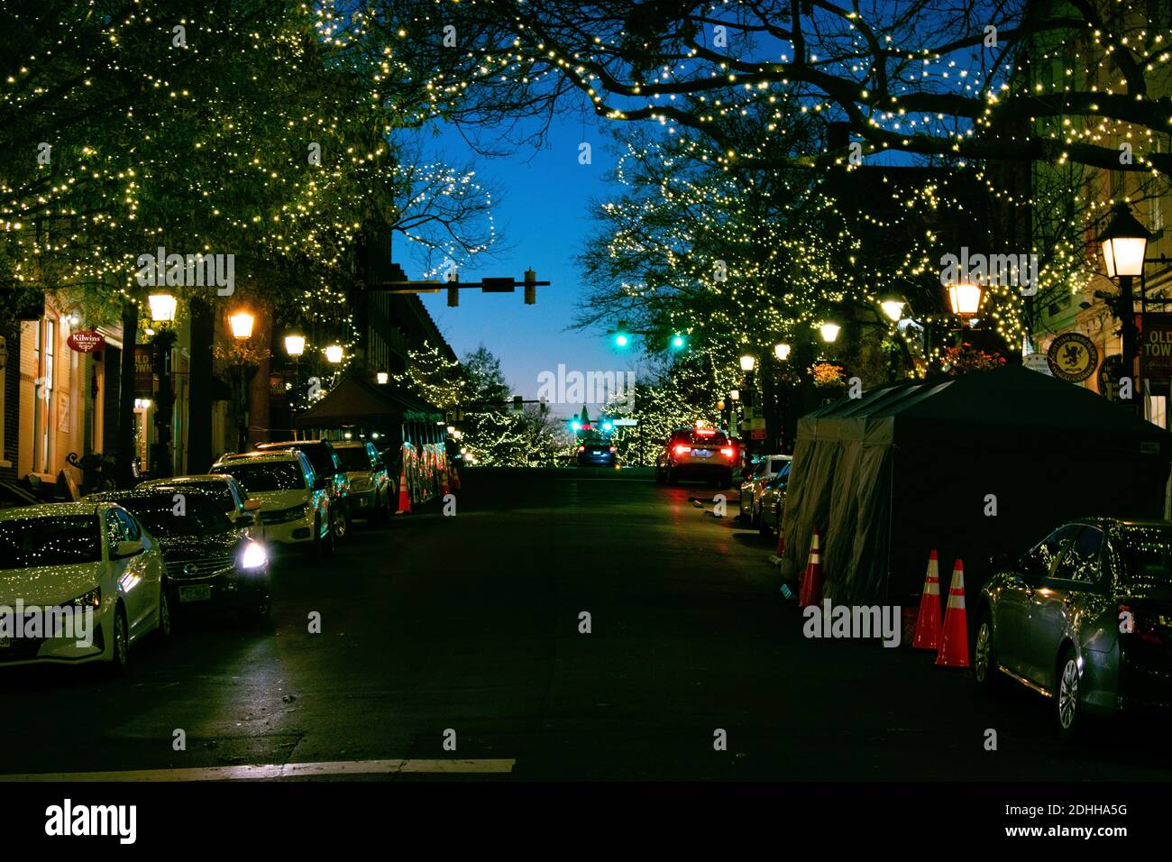 Vue sur King Street avec Holiday Lights Alexandria, Virginie Banque D'Images