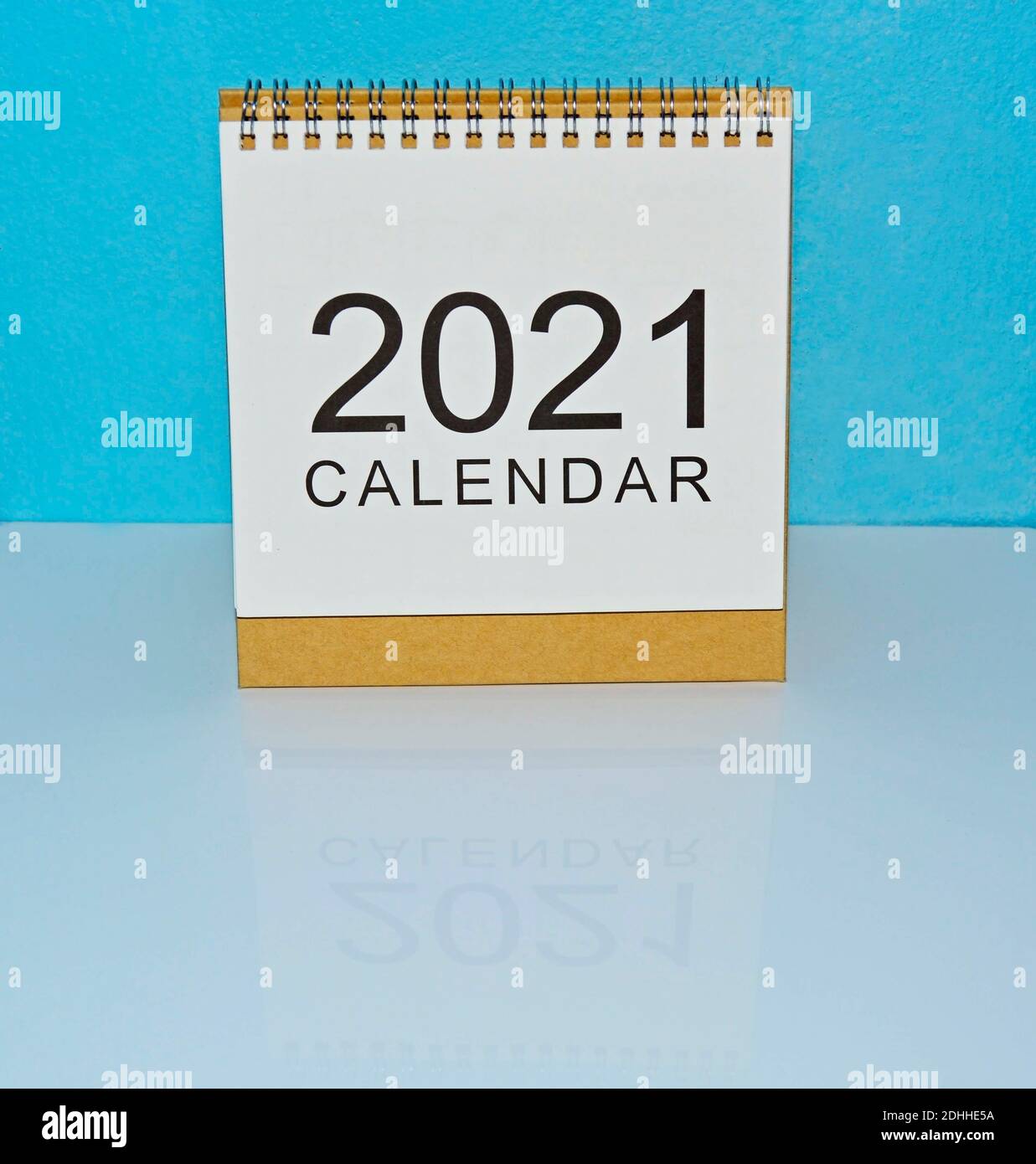 Calendrier blanc année 2021 avec arrière-plans bleus sur un blanc bureau Banque D'Images