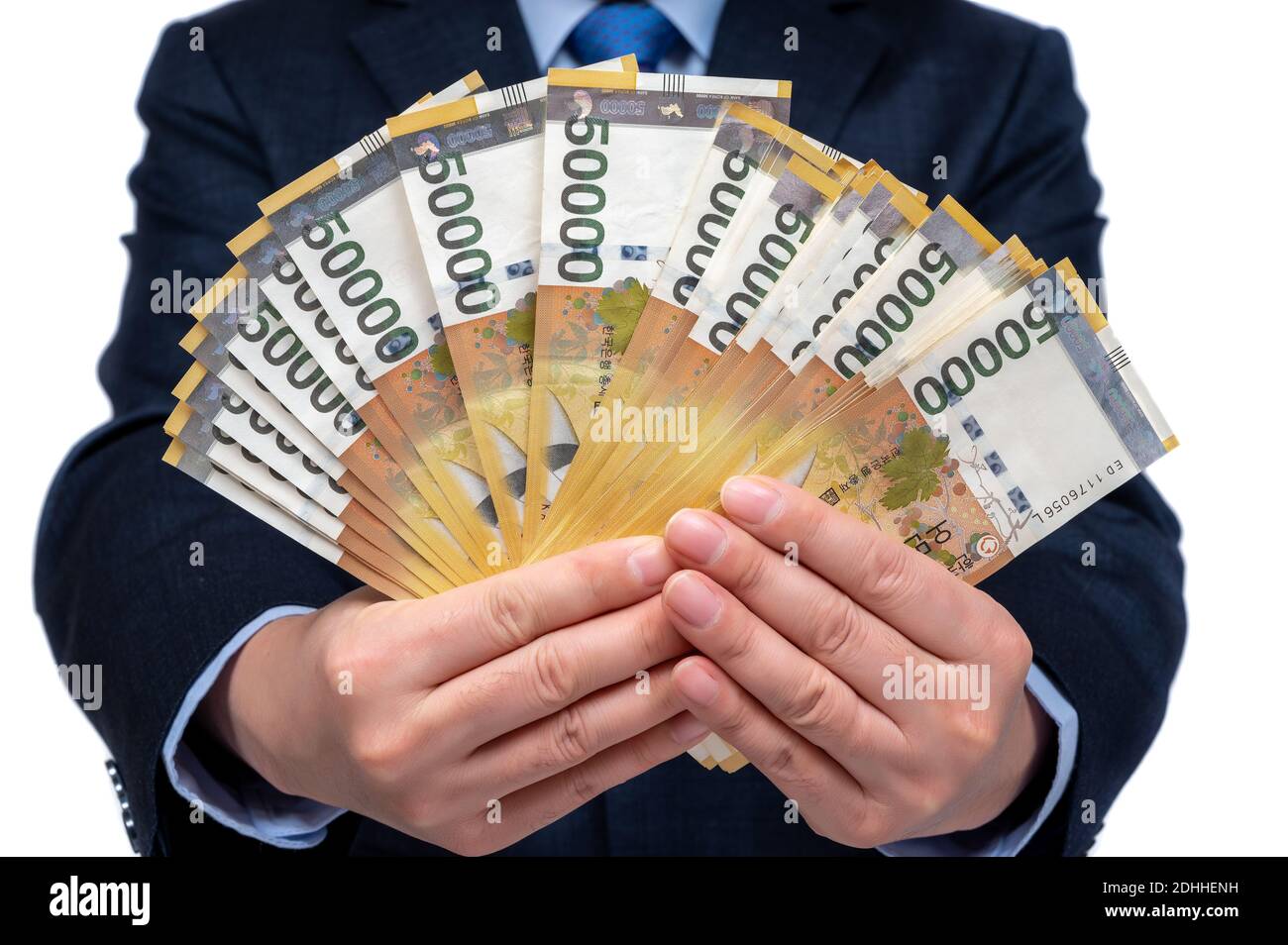 Homme d'affaires tenant la monnaie coréenne à la main sur fond blanc. Banque D'Images