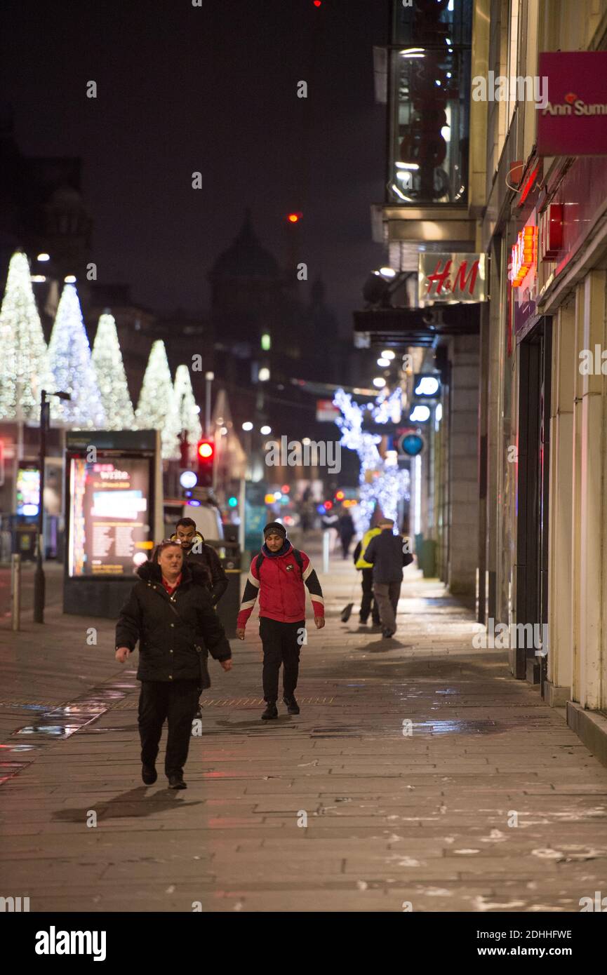 Glasgow, Écosse, Royaume-Uni. 11 décembre 2020. Photo : les rues du centre-ville de Glasgow ont un peu d'air d'affaires qu'hier, mais encore très vides vu que Glasgow a terminé la phase 4 et est entré dans la phase 3 confinement aujourd'hui de la pandémie du coronavirus (COVID19). Crédit : Colin Fisher/Alay Live News Banque D'Images