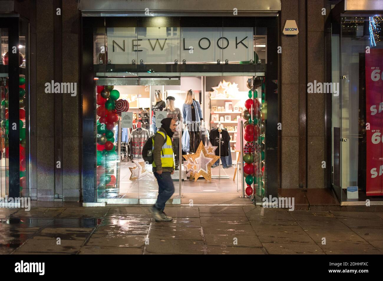 Glasgow, Écosse, Royaume-Uni. 11 décembre 2020. Photo : les rues du centre-ville de Glasgow ont un peu d'air d'affaires qu'hier, mais encore très vides vu que Glasgow a terminé la phase 4 et est entré dans la phase 3 confinement aujourd'hui de la pandémie du coronavirus (COVID19). Crédit : Colin Fisher/Alay Live News Banque D'Images