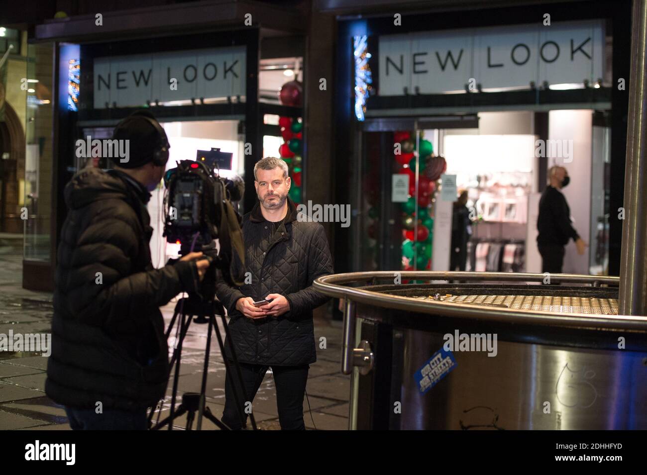 Glasgow, Écosse, Royaume-Uni. 11 décembre 2020. Photo : l'équipe d'information de la BBC rapporte en direct à l'extérieur de la boutique New look sur Buchanan Street. Les rues du centre-ville de Glasgow ont un peu d'affaires qu'hier, mais encore très vides vu que Glasgow a terminé la phase 4 et est entré dans la phase 3 confinement aujourd'hui de la pandémie du coronavirus (COVID19). Crédit : Colin Fisher/Alay Live News Banque D'Images