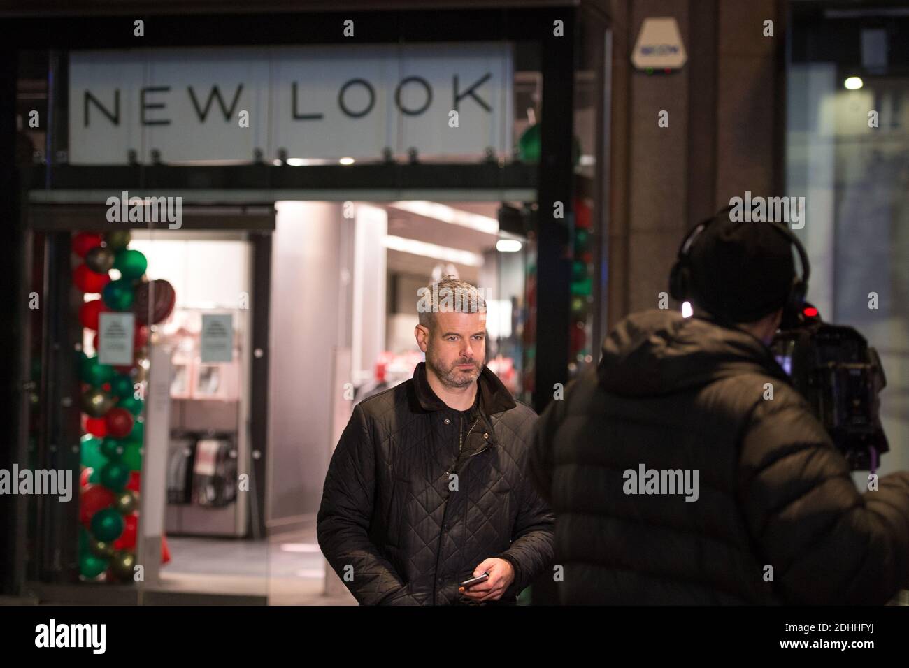 Glasgow, Écosse, Royaume-Uni. 11 décembre 2020. Photo : l'équipe d'information de la BBC rapporte en direct à l'extérieur de la boutique New look sur Buchanan Street. Les rues du centre-ville de Glasgow ont un peu d'affaires qu'hier, mais encore très vides vu que Glasgow a terminé la phase 4 et est entré dans la phase 3 confinement aujourd'hui de la pandémie du coronavirus (COVID19). Crédit : Colin Fisher/Alay Live News Banque D'Images