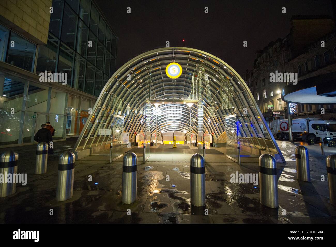 Glasgow, Écosse, Royaume-Uni. 11 décembre 2020. Photo : les rues du centre-ville de Glasgow ont un peu d'air d'affaires qu'hier, mais encore très vides vu que Glasgow a terminé la phase 4 et est entré dans la phase 3 confinement aujourd'hui de la pandémie du coronavirus (COVID19). Crédit : Colin Fisher/Alay Live News Banque D'Images