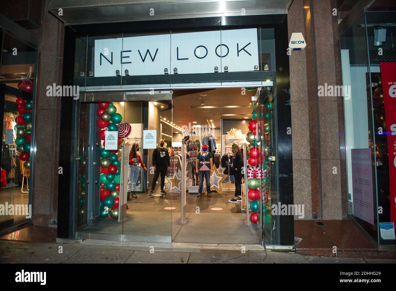 Glasgow, Écosse, Royaume-Uni. 11 décembre 2020. Photo : nouveau magasin sur Buchanan Street. Les rues du centre-ville de Glasgow ont un peu d'affaires qu'hier, mais encore très vides vu que Glasgow a terminé la phase 4 et est entré dans la phase 3 confinement aujourd'hui de la pandémie du coronavirus (COVID19). Crédit : Colin Fisher/Alay Live News Banque D'Images